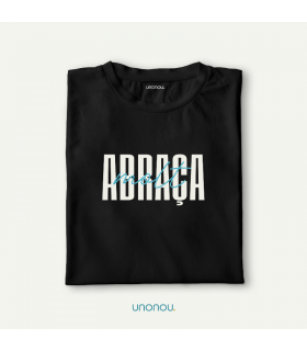 unonou samarreta negra abraça molt